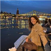 Laureata in lingue offre ripetizioni di inglese, tedesco, spagnolo, italiano, materie umanistiche come filosofia